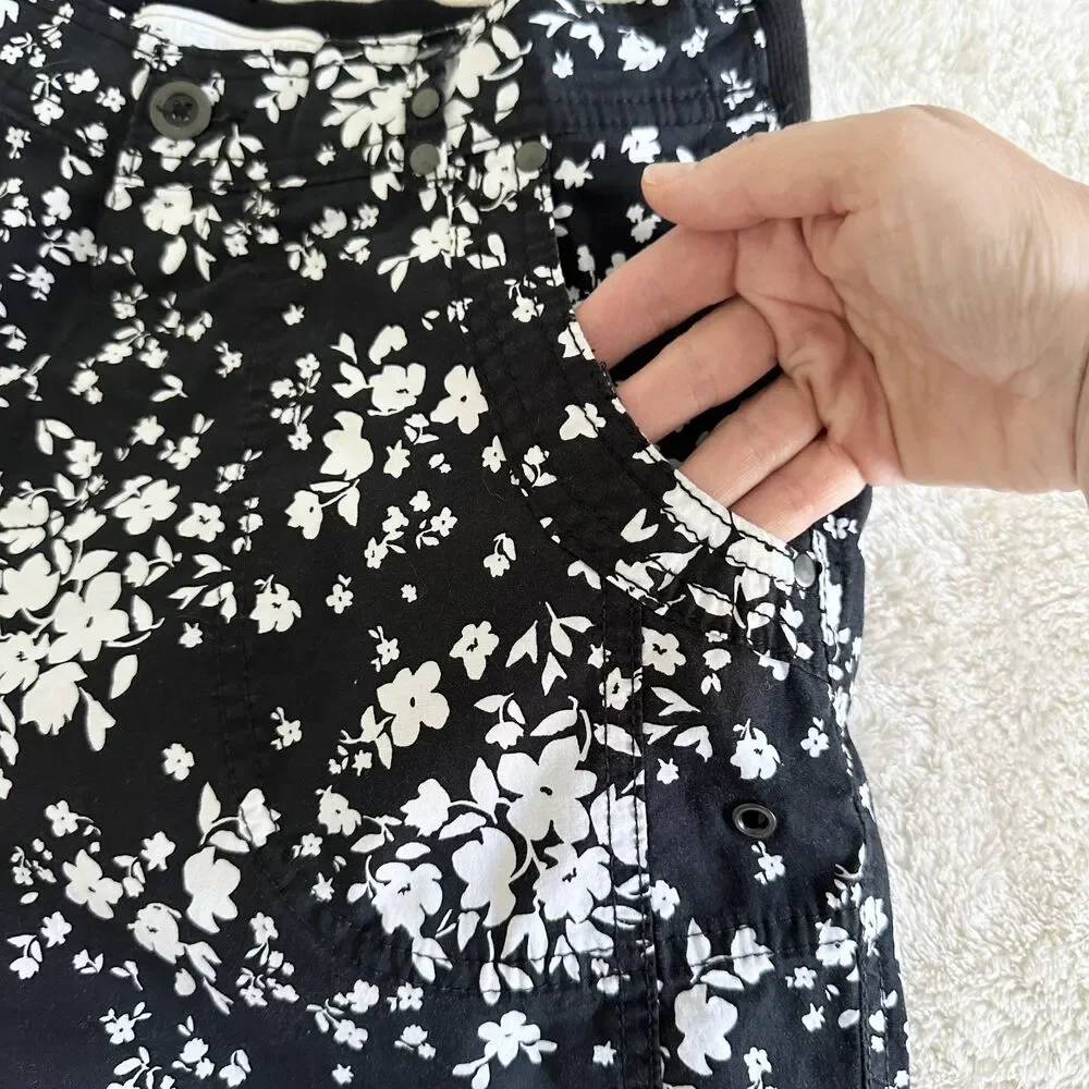 Juniper and Lime Shorts Womens Size S Black White Floral Stretch Waist Cotton